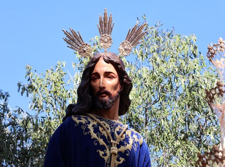 tatuaje 2002 en el cuello