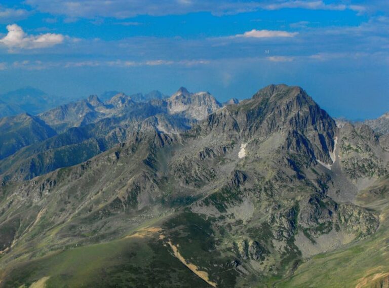 Why Should I Visit Jaroconca Mountainβ